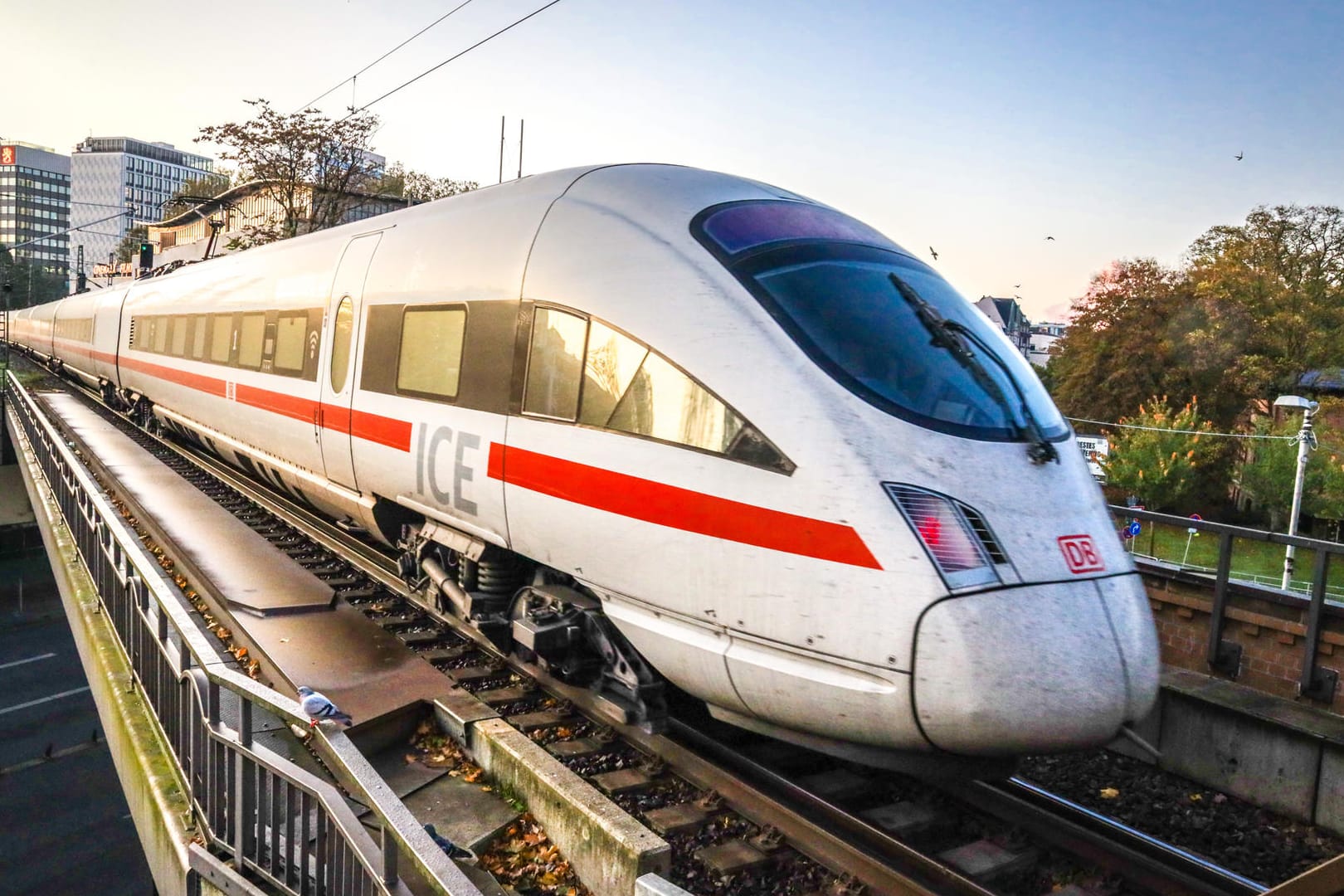 Intercity-Express-Zug der Deutschen Bahn: Eine geplante Gehaltserhöhung der Bahnvorstände wird kritisiert. Intercity-Express-Zug der Deutschen Bahn: Eine geplante Gehaltserhöhung der Bahnvorstände wird kritisiert.