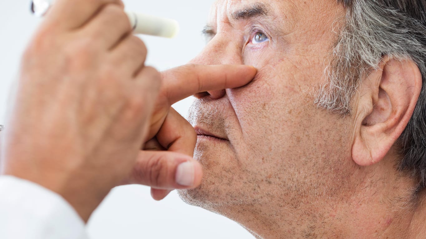 Patient beim Augenarzt: Forscher haben einen neuen Test zur Früherkennung von Demenz entwickelt.