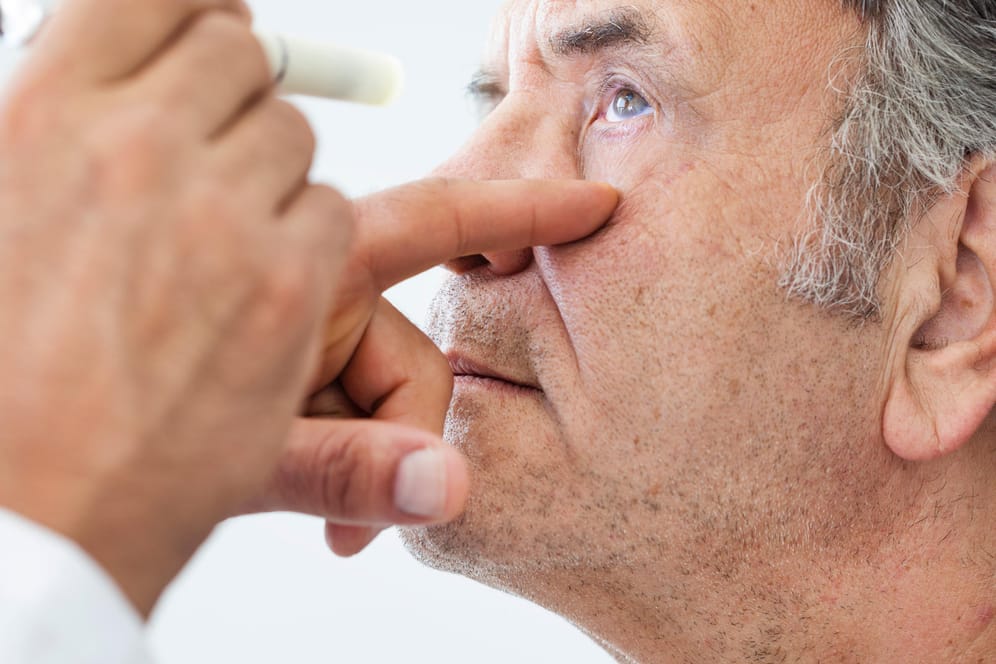 Patient beim Augenarzt: Forscher haben einen neuen Test zur Früherkennung von Demenz entwickelt.