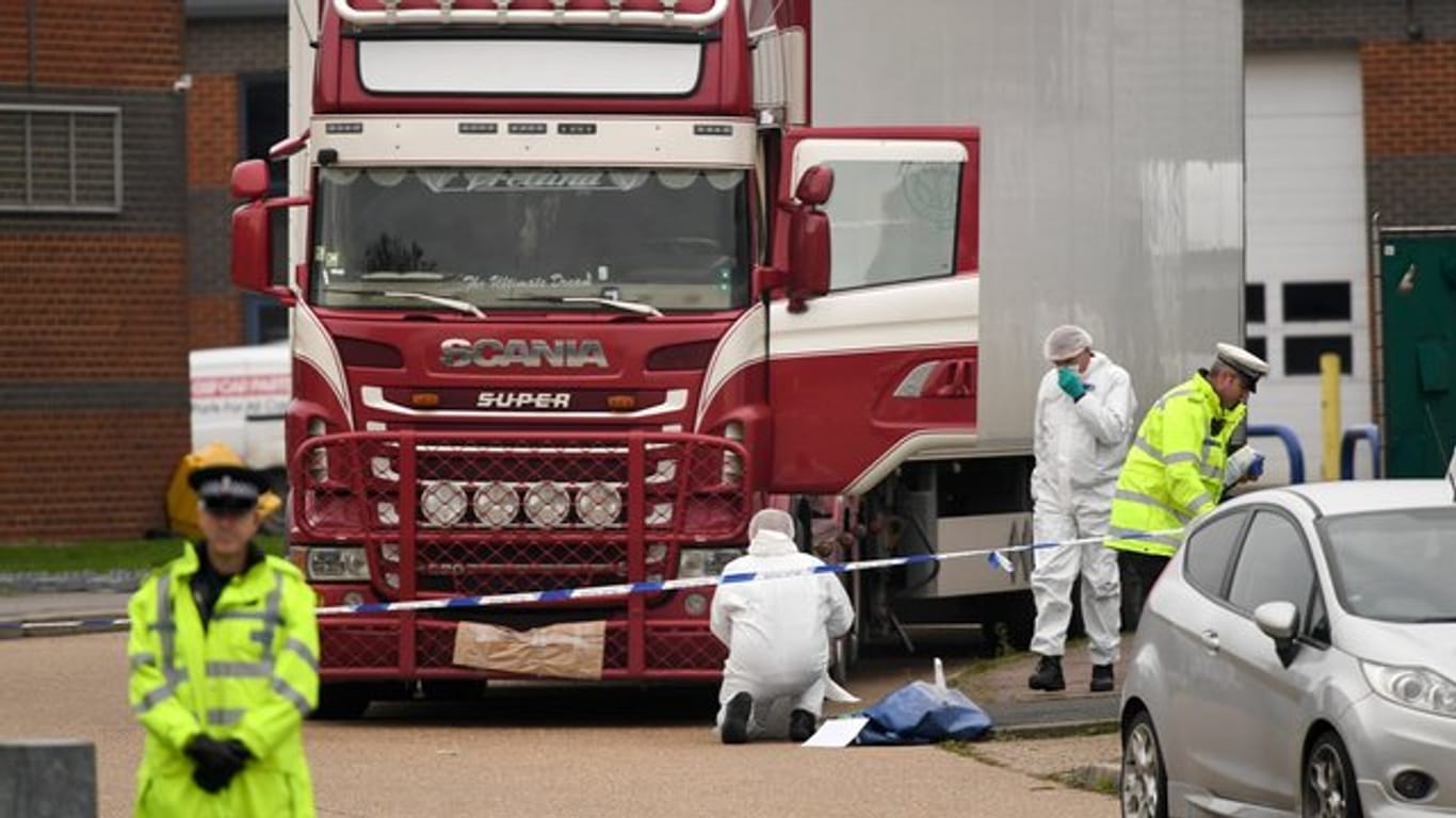 Spurensicherung an dem Lkw, in dem nahe London vor zwei Wochen 39 Leichen entdeckt worden waren.