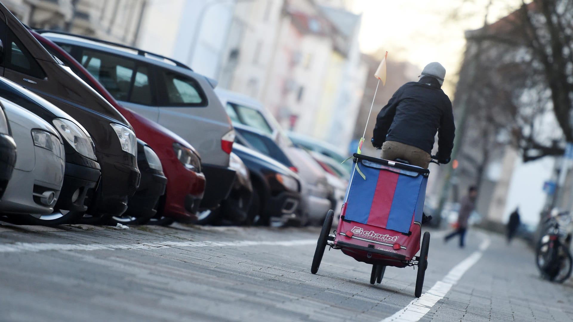 Ein Radfahrer mit Fahrradanhänger: Das Fahren mit den Kindertaxen sollte geübt werden.