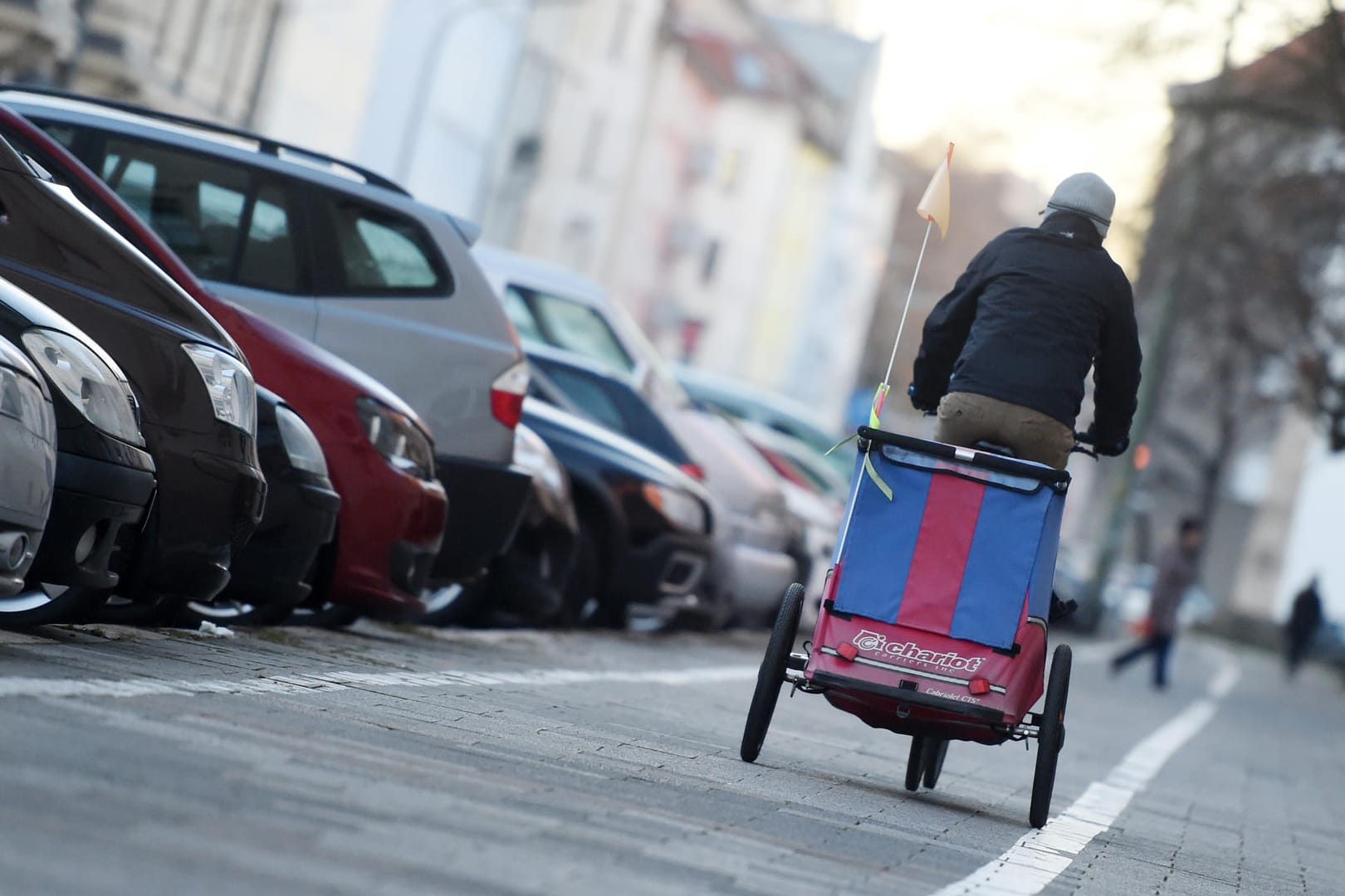 Ein Radfahrer mit Fahrradanhänger: Das Fahren mit den Kindertaxen sollte geübt werden.