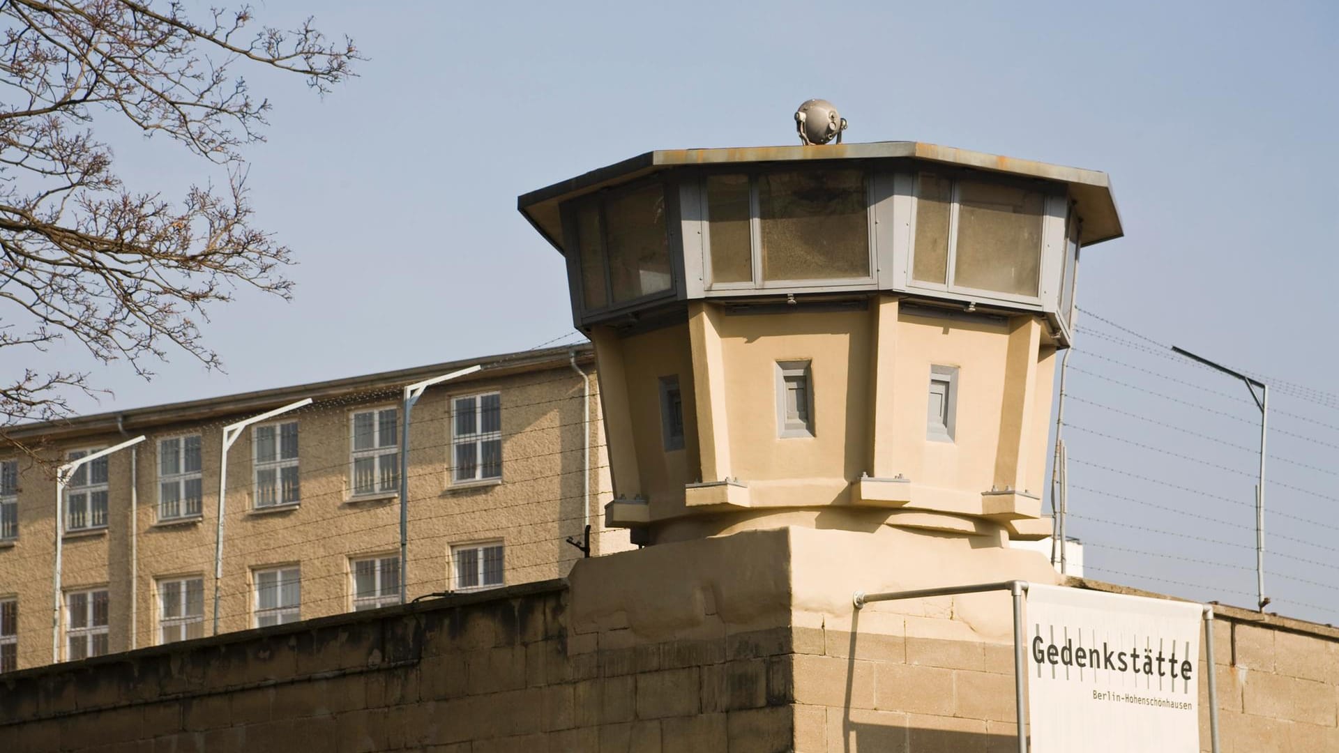 Wachturm an der Gedenkstätte Hohenschönhausen: 11.000 politische Gefangen saßen insgesamt in der Untersuchungshaftanstalt der Stasi. (Archivbild)