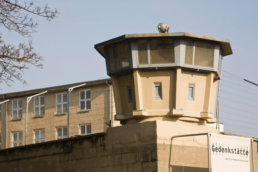Wachturm an der Gedenkstätte Hohenschönhausen: 11.000 politische Gefangen saßen insgesamt in der Untersuchungshaftanstalt der Stasi. (Archivbild)