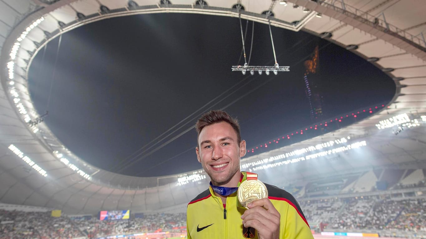 Niklas Kaul zeigt seine Gold-Medaille: Bei der Leichtathletik-WM in Katar überzeugte der Mainzer Zehnkämpfer.