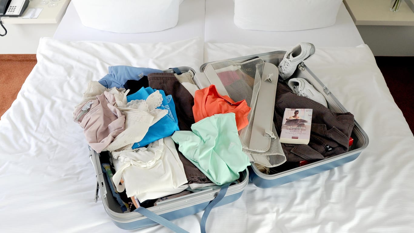 Gepackter Koffer auf einem Hotelbett: Hotelgäste in der Türkei sollen künftig eine Bettensteuer zahlen – das hat das türkische Parlament beschlossen.