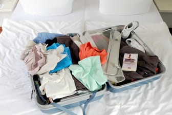 Gepackter Koffer auf einem Hotelbett: Hotelgäste in der Türkei sollen künftig eine Bettensteuer zahlen – das hat das türkische Parlament beschlossen.