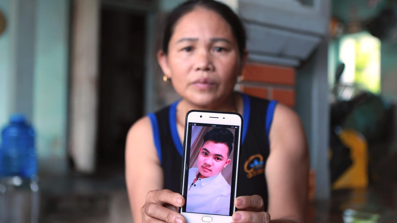 Hoang Thi Ai zeigt ein Foto ihres vermissten Sohnes Hoang Van Tiep: Sie befürchtet, der Junge gehört zu den entdeckten Toten in England.