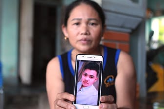 Hoang Thi Ai zeigt ein Foto ihres vermissten Sohnes Hoang Van Tiep: Sie befürchtet, der Junge gehört zu den entdeckten Toten in England.