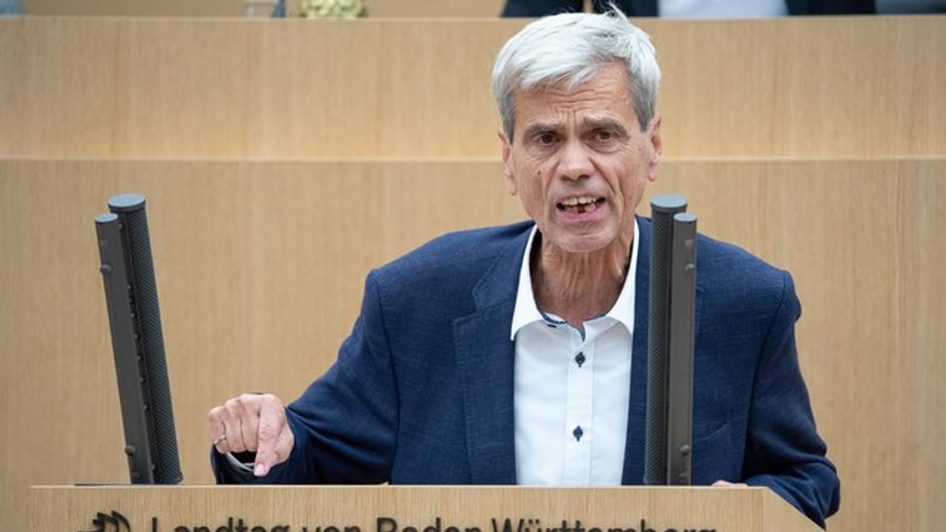 Der AfD-Politiker Wolfgang Gedeon sitzt als fraktionsloser Abgeordneter im Landtag von Baden-Württemberg.
