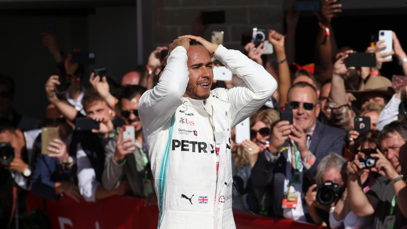 Konnte es kurz nach dem Rennen noch gar nicht fassen: Weltmeister Lewis Hamilton.