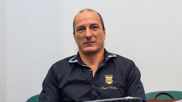 Peter Fitzek in einem Saal des Landgerichtes Dessau-Roßlau. Peter Fitzek in einem Saal des Landgerichtes Dessau-Roßlau.
