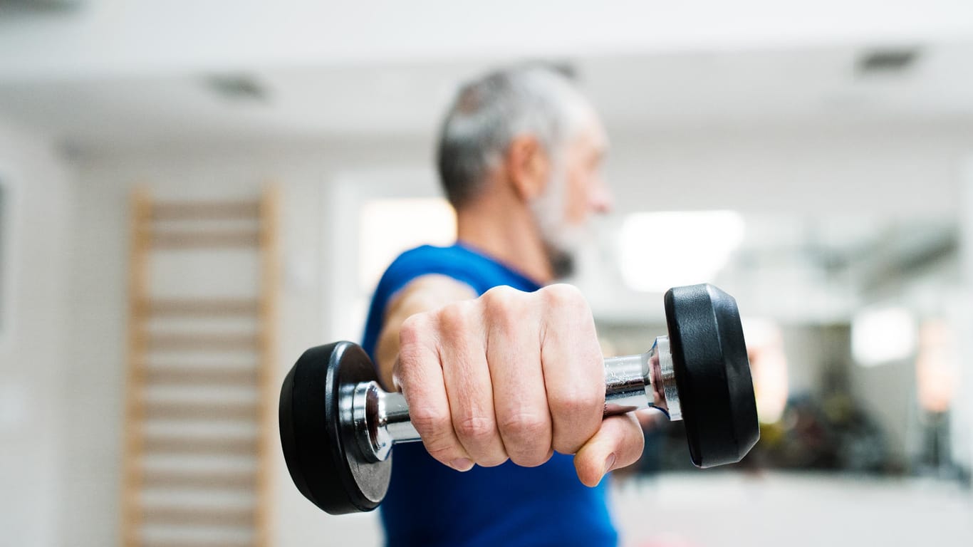 Ein Mann mit Hantel: Regelmäßiges Krafttraining kann die Muskeln stärken und den Knochen mehr Stabilität verleihen.