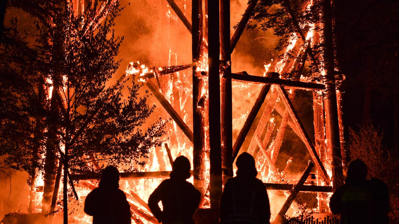 Der Goetheturm in Flammen: Im Oktober 2017 ist das Wahrzeichen abgebrannt.