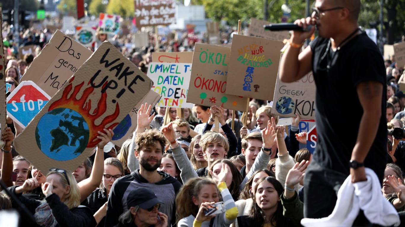 Zehntausende Jugendliche demonstrieren regelmäßig für mehr Klimaschutz: Die Proteste sind noch viel zu wenig, findet Gastautor Mario Sixtus.