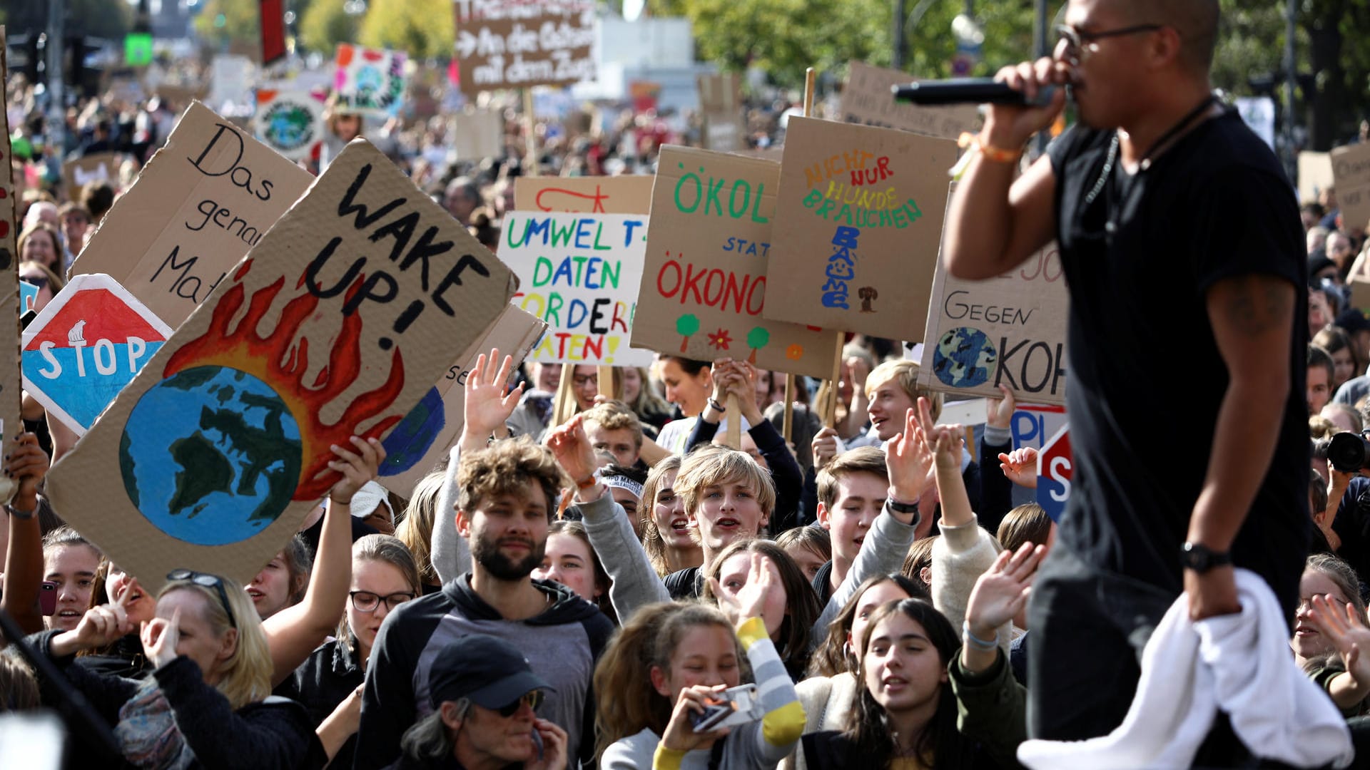 Zehntausende Jugendliche demonstrieren regelmäßig für mehr Klimaschutz: Die Proteste sind noch viel zu wenig, findet Gastautor Mario Sixtus.