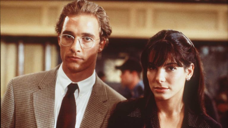 Matthew McConaughey neben Sandra Bullock: 1996 waren die beiden in dem Drama "Die Jury" zu sehen. Der Schauspieler hat im Laufe seiner Karriere mit jedem großen Hollywoodstar gespielt.