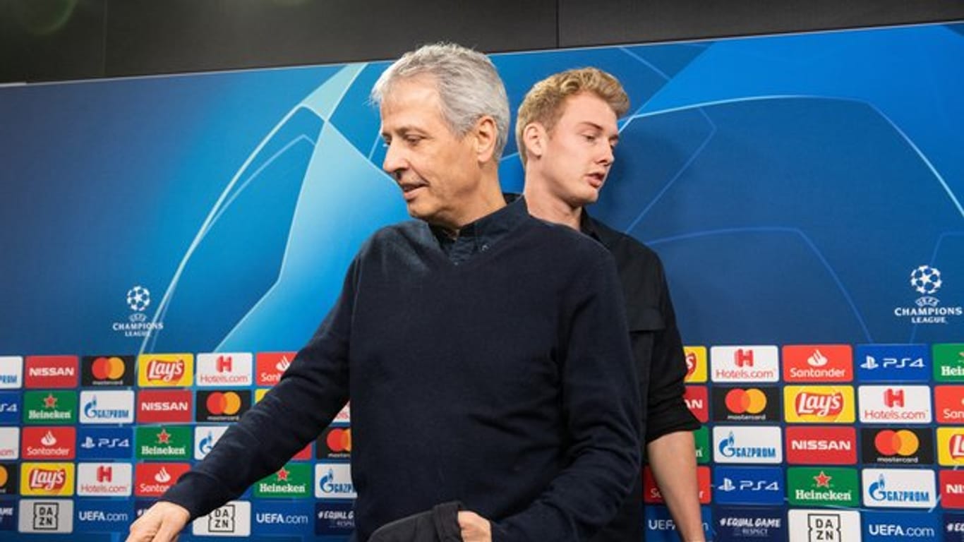 BVB-Trainer Lucien Favre (l) und Julian Brandt bei der Pressekonferenz.