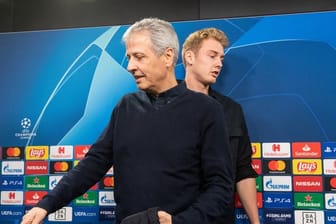 BVB-Trainer Lucien Favre (l) und Julian Brandt bei der Pressekonferenz.