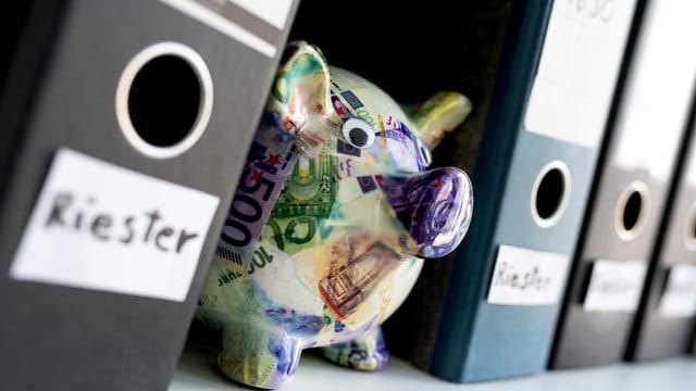 Riester-Rente: Versichungskunden können Geld zurückfordern, wenn sie mehrfach Abschluss- und Vertriebsgebühren für ihren Vertrag zahlen mussten. Riester-Rente: Versichungskunden können Geld zurückfordern, wenn sie mehrfach Abschluss- und Vertriebsgebühren für ihren Vertrag zahlen mussten.