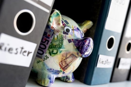 Riester-Rente: Versichungskunden können Geld zurückfordern, wenn sie mehrfach Abschluss- und Vertriebsgebühren für ihren Vertrag zahlen mussten.