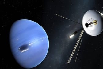 Illustration der Raumsonde "Voyager 2" im Vorbeiflug an Neptun: Seit 1977 sammeln die "Voyager 2" und ihre Schwestersonde "Voyager 1" Daten unseres Sonnensystems.