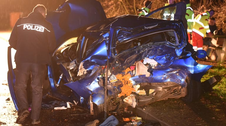 Das Wrack eines Mazda an der Unfallstelle auf dem Parkplatz Fuchsbuckel nahe Heppenheim: Eine Frau starb bei dem Unfall, ihr Sohn wurde schwer verletzt.