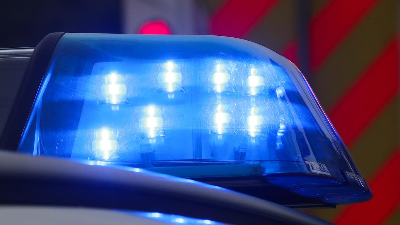 Polizei im Einsatz: In Sachsen ist eine Frau attackiert worden. (Symbolbild)