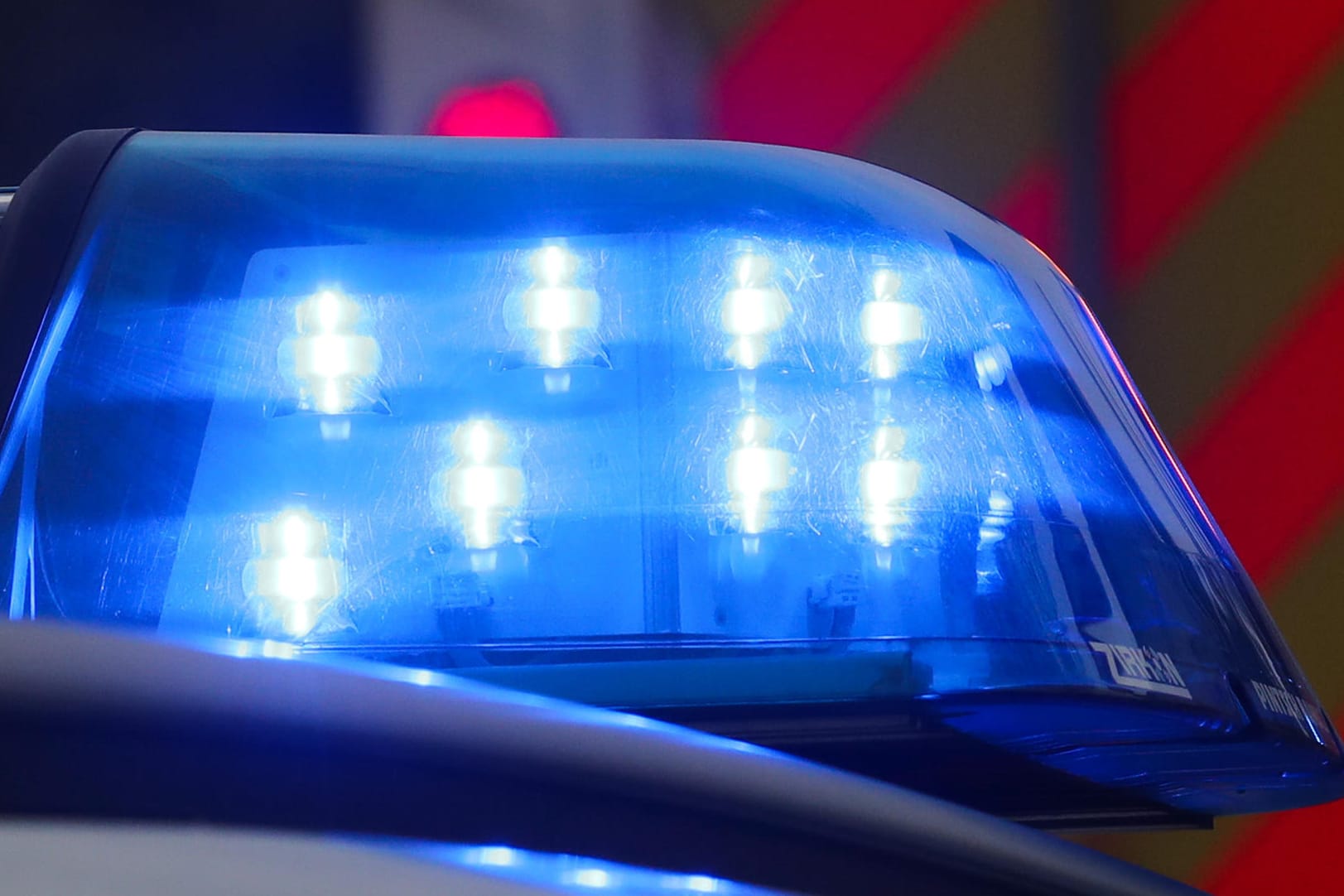 Polizei im Einsatz: In Sachsen ist eine Frau attackiert worden. (Symbolbild)