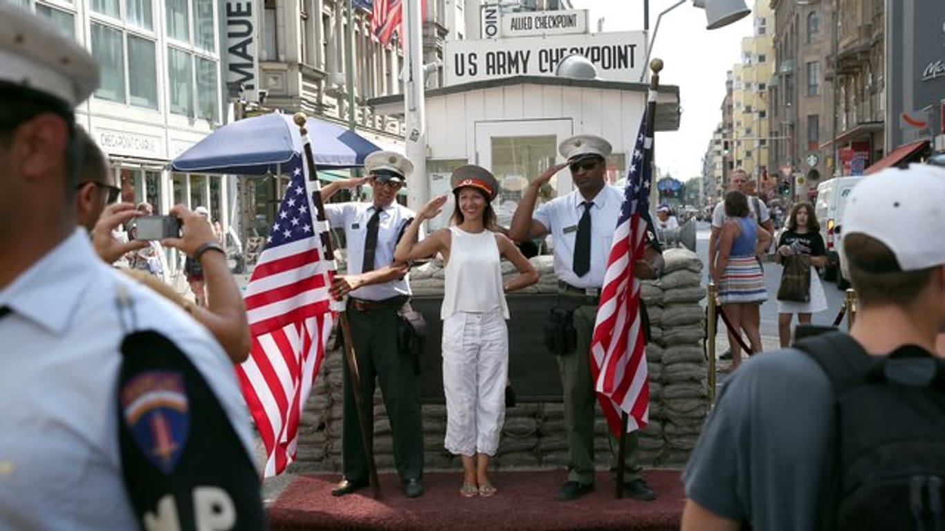 Sie sollen weg: Am Checkpoint Charlie, dem ehemaligen Grenzübergang zwischen West- und Ostberlin, posieren Schauspieler in US-Uniformen.