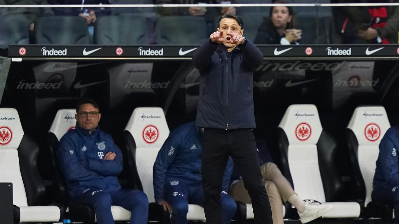 Nico Kovac gestikuliert: Für den Bayern-Coach war nach dem Spiel gegen Eintracht Frankfurt Schluss.