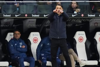 Nico Kovac gestikuliert: Für den Bayern-Coach war nach dem Spiel gegen Eintracht Frankfurt Schluss.