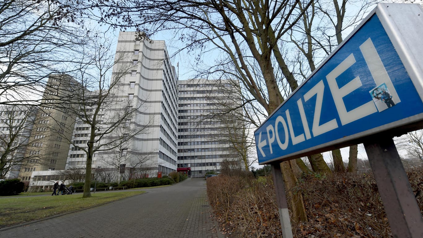 Das Polizeipräsidium in Lübeck: Die Ermittlungsgruppe geht von weiteren Fällen aus und bittet um Hinweise aus der Bevölkerung.