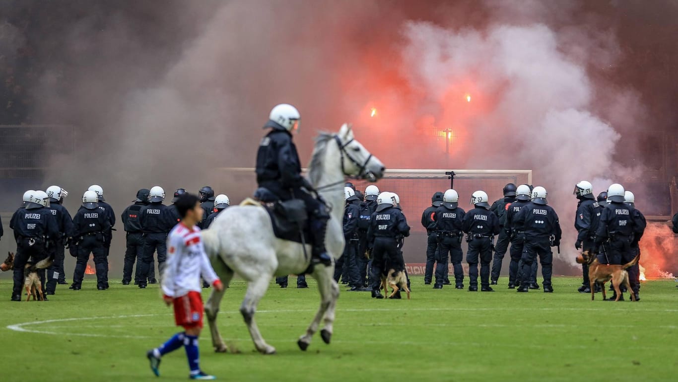 Pyrotechnik im Volksparkstadion: Wegen der Ausschreitungen beim Abstiegsspiel des HSV 2018 hat es jetzt das erste Urteil gegeben.