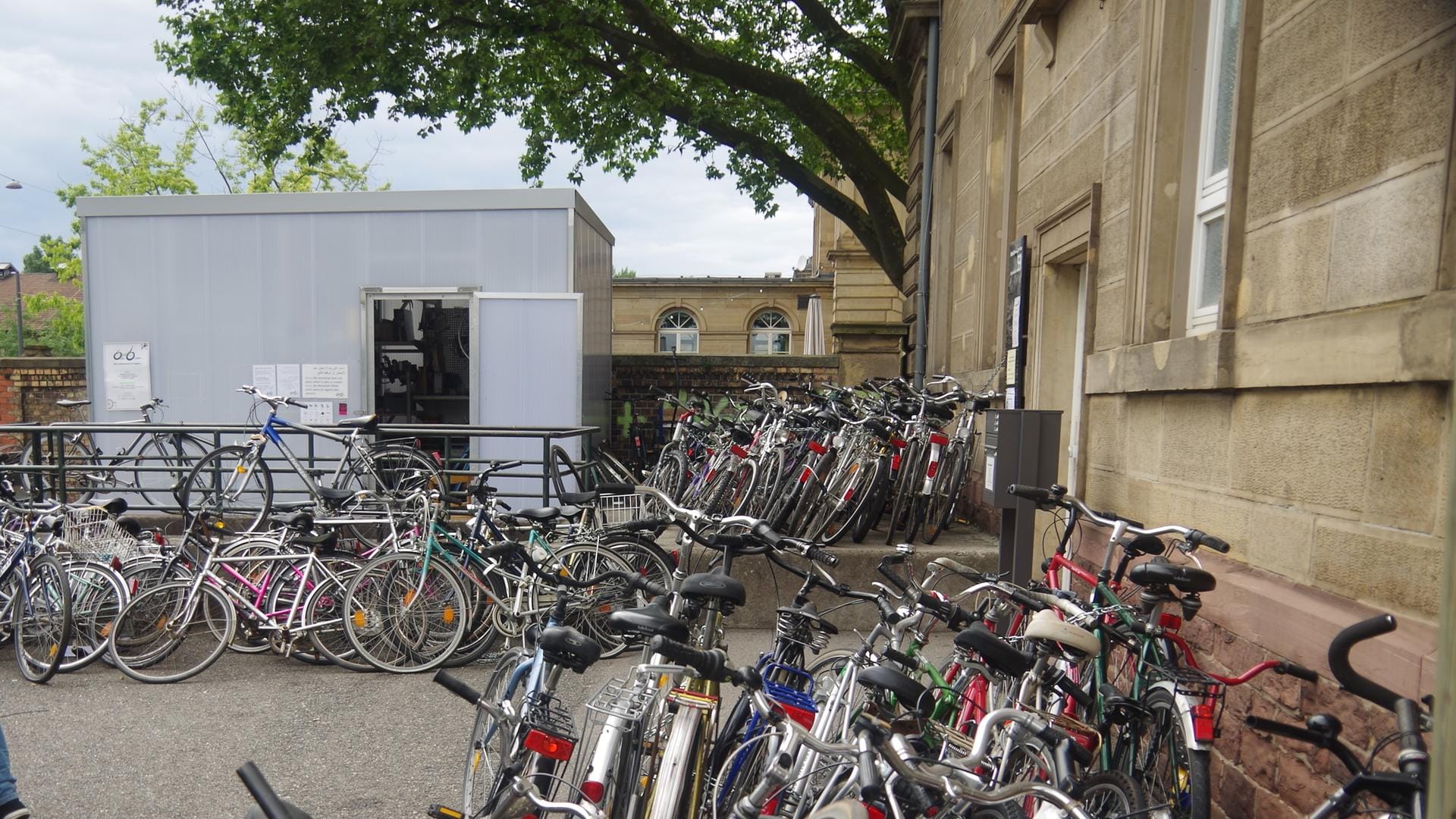 Fahrräder auf dem Hof der Fahrradwerkstatt auf dem Alten Schlachthof in Karlsruhe.