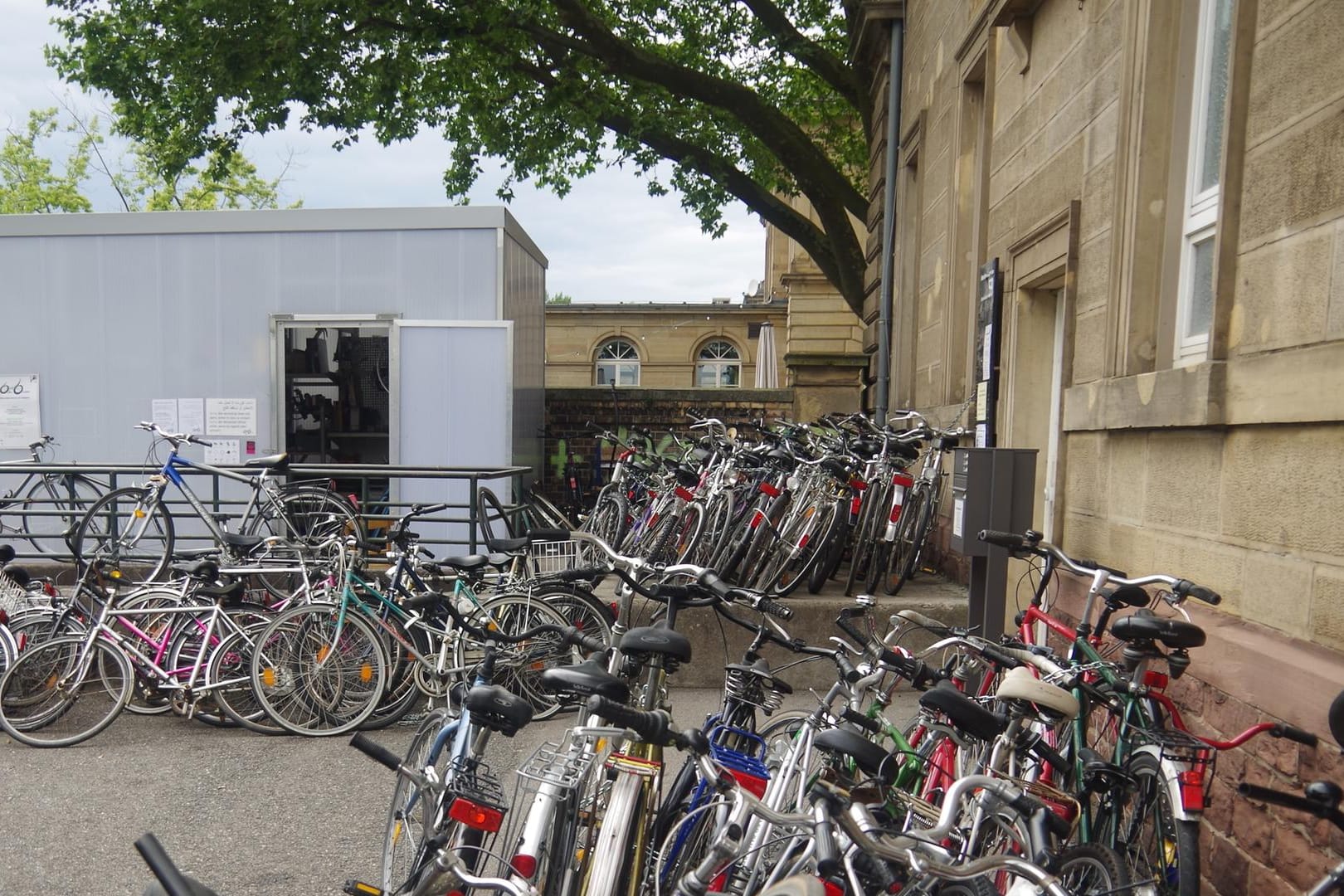 Fahrräder auf dem Hof der Fahrradwerkstatt auf dem Alten Schlachthof in Karlsruhe.