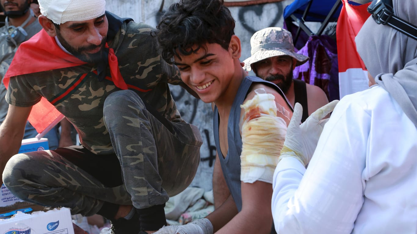 Ein junger Demonstrant in Bagdad wird in Sanitätern versorgt: Mehr als 260 Menschen wurden bei den Protesten bereits getötet, mehr als 11.000 verletzt.