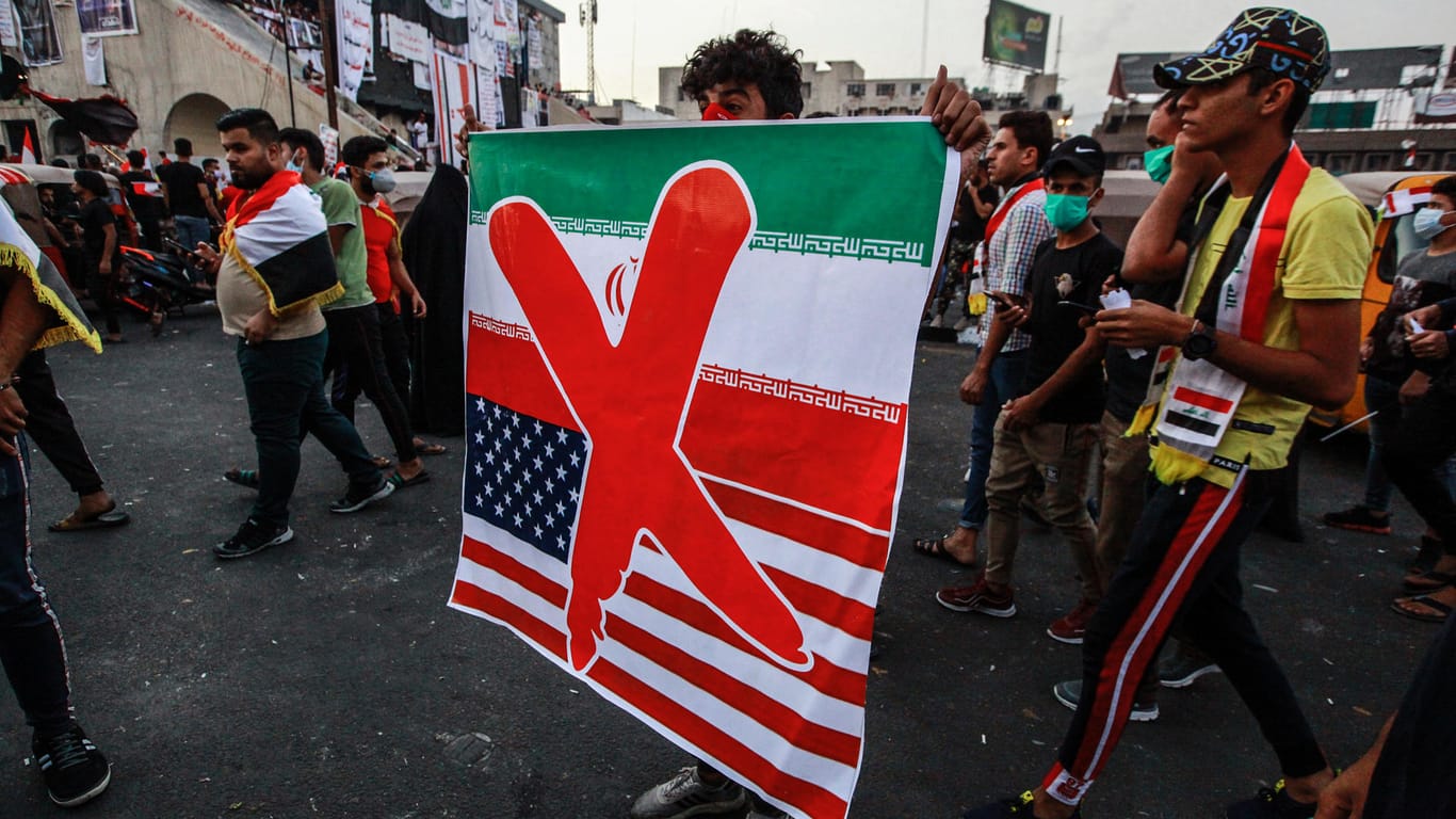 Ein Banner in Bagdad mit den durchkreuzten Flaggen der USA und des Iran: "Wir wollen einfach, dass unser Land frei ist, ohne von einem anderen Land gesteuert zu werden."
