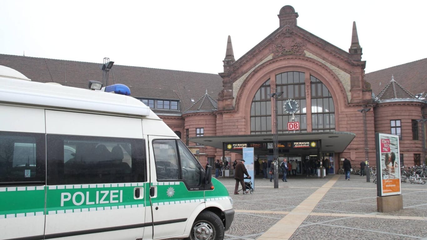 Ein Polizeiauto am Hauptbahnhof in Osnabrück (Symbolbild): Ein Beamter erlitt bei den Auseinandersetzungen eine Kopfverletzung.