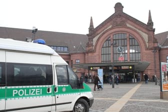 Ein Polizeiauto am Hauptbahnhof in Osnabrück (Symbolbild): Ein Beamter erlitt bei den Auseinandersetzungen eine Kopfverletzung.