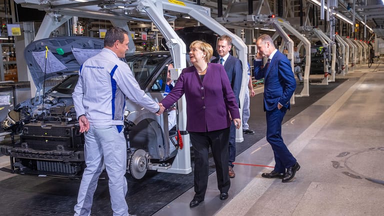 Bundeskanzlerin Angela Merkel und Sachsens Ministerpräsident Michael Kretschmer besuchen das VW-Werk in Zwickau: Hier startet die Produktion des Elektroautos ID.3.