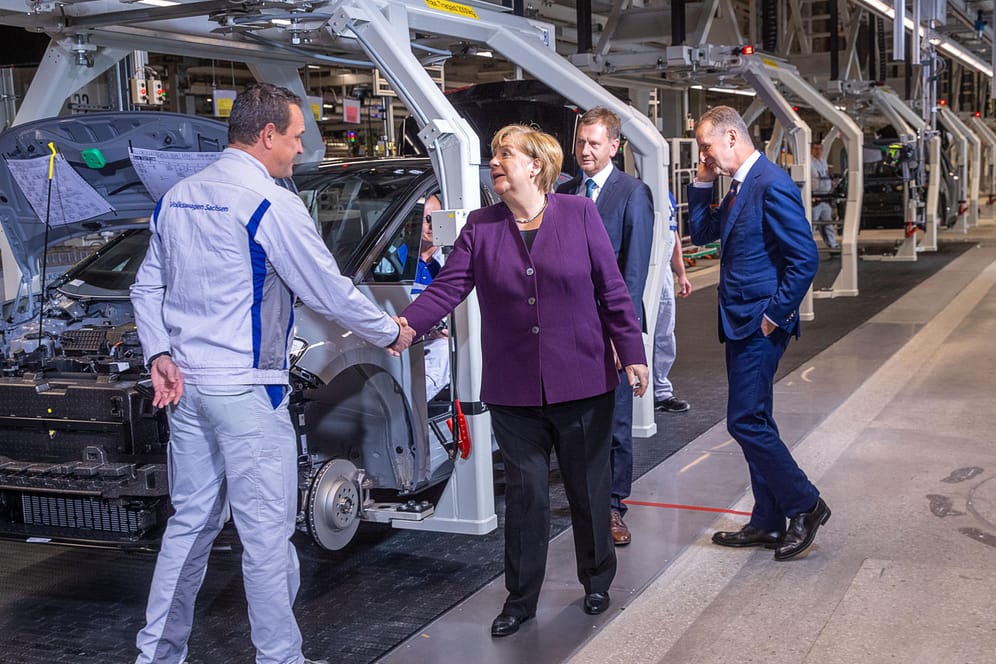 Bundeskanzlerin Angela Merkel und Sachsens Ministerpräsident Michael Kretschmer besuchen das VW-Werk in Zwickau: Hier startet die Produktion des Elektroautos ID.3.
