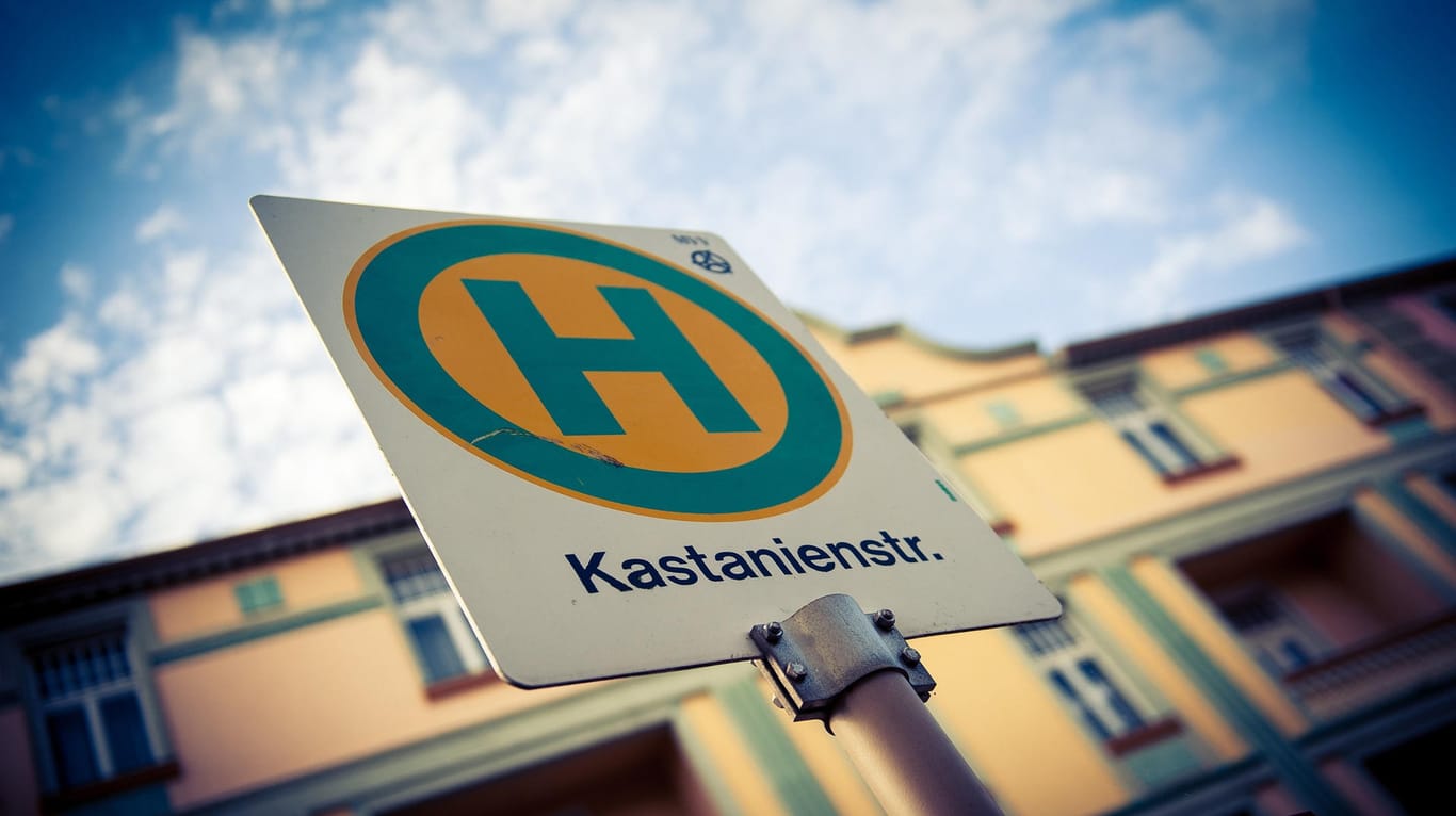 Schild der Bushaltestelle "Kastanienstraße" in der Außenkulisse auf dem WDR-Gelände in Köln-Bocklemünd.