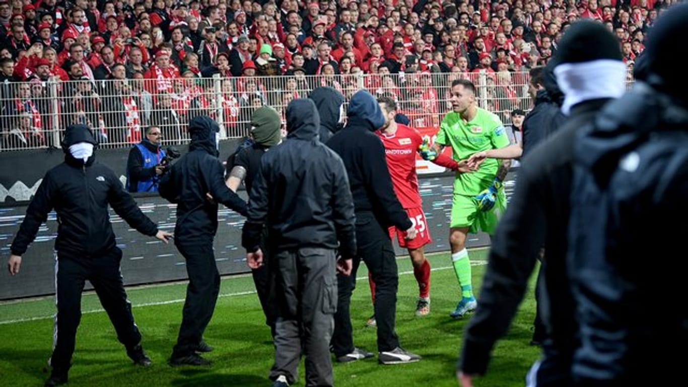 Eine Gruppe Union-Fans ist beim Spiel gegen Hertha BSC im Stadion An der Alten Försterei auf den Platz gestürmt.