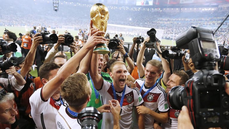 Reckt den Pokal in die Höhe: Benedikt Höwedes nach dem WM-Finale 2014 in Rio de Janeiro (Brasilien). Heute spielt er in Russland bei Lok Moskau.