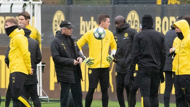 BVB-Coach Lucien Favre (M) leitet das Training seiner Mannschaft vor dem Spiel gegen Inter Mailand.