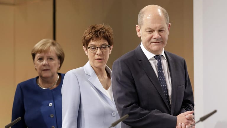 Wer gibt bei der Grundrente den Kurs vor? Koalitionspolitiker Merkel, Kramp-Karrenbauer, Scholz.