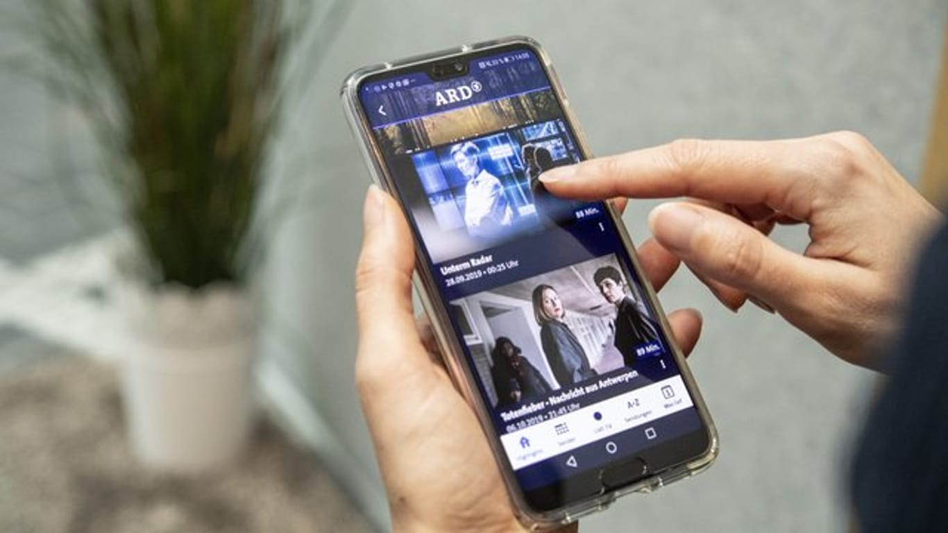 Ein Smartphone mit der ARD-Mediathek-App: Filme und Sendungen lassen sich auf dem Smartphone speichern und unterwegs anschauen.