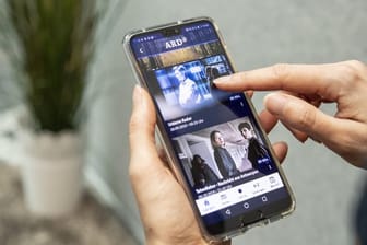 Ein Smartphone mit der ARD-Mediathek-App: Filme und Sendungen lassen sich auf dem Smartphone speichern und unterwegs anschauen.