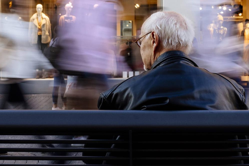 Senior auf einer Bank: Der Streit um die Grundrente für Rentner entzweit die große Koalition.